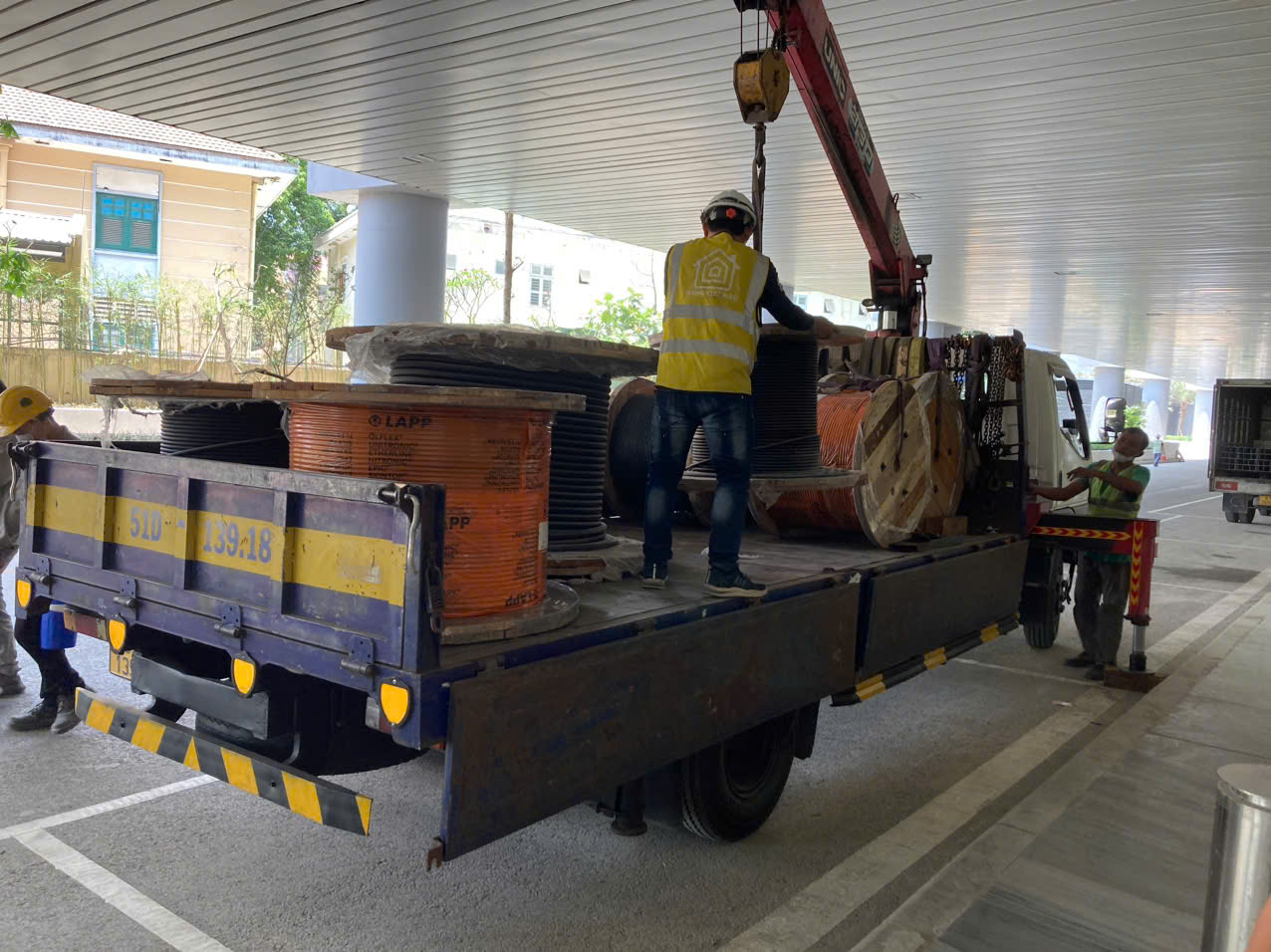 Dịch vụ xe cẩu nâng hạ thiết bị tại Bình Dương