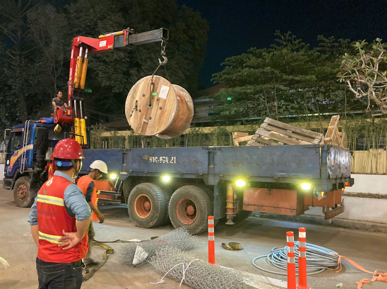 Nâng hạ di dời máy móc nặng tại Bình Dương