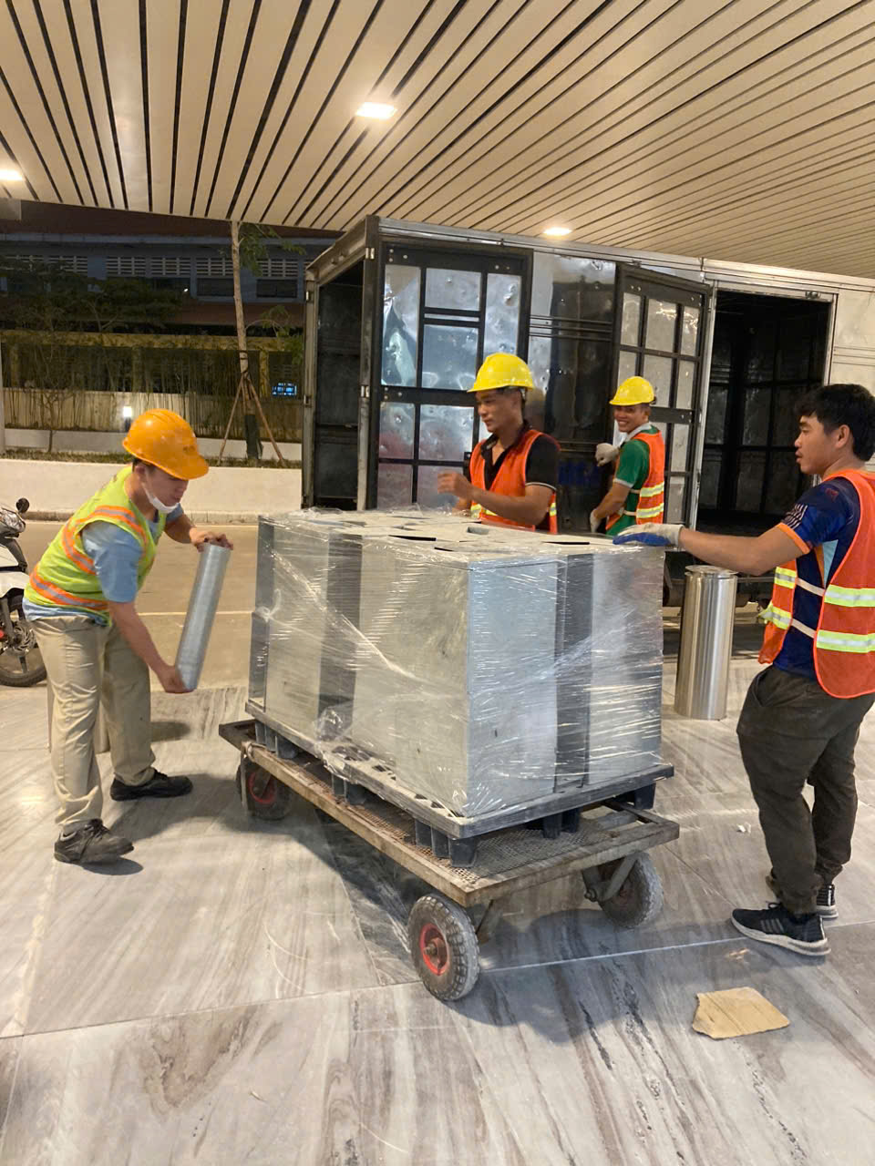 Nâng hạ di dời máy móc nặng tại tphcm 2