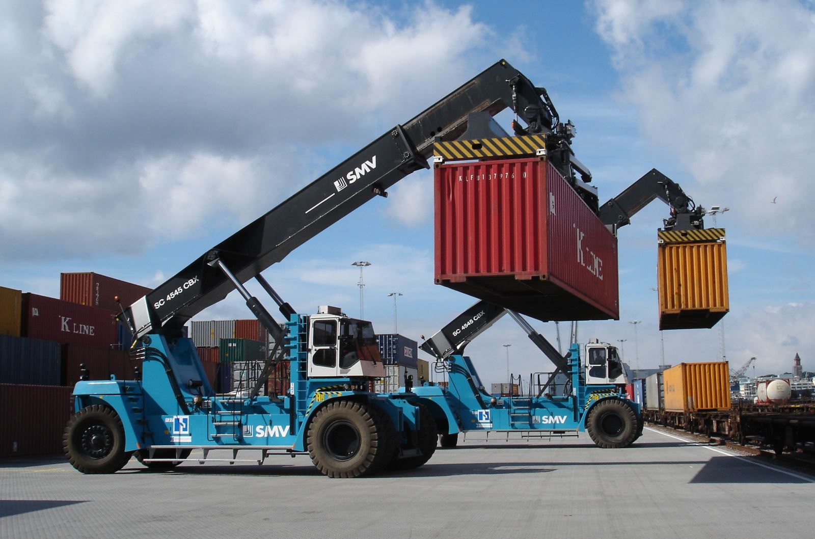 Dịch vụ cẩu container tphcm