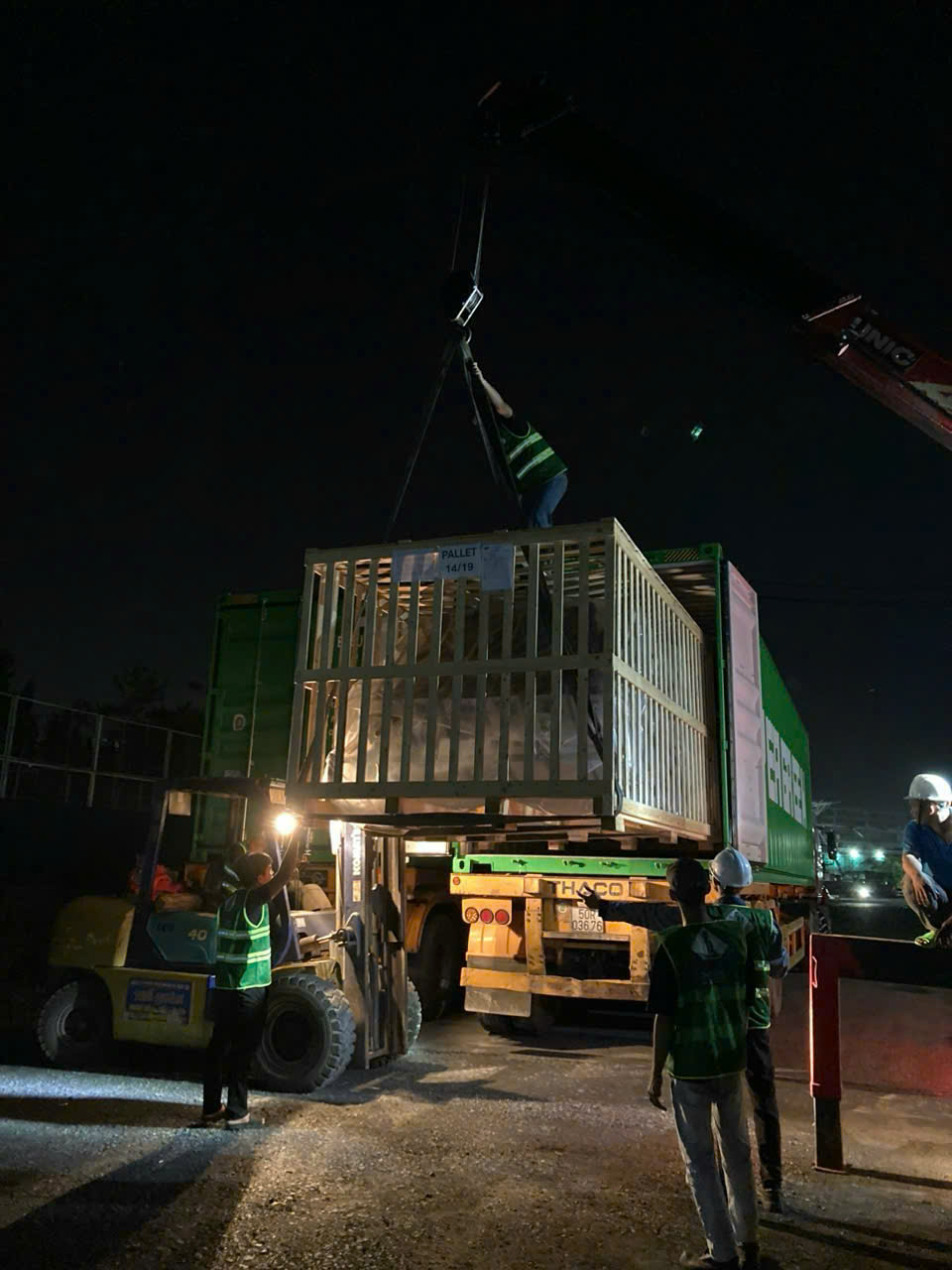 Cẩu máy móc công nghiệp