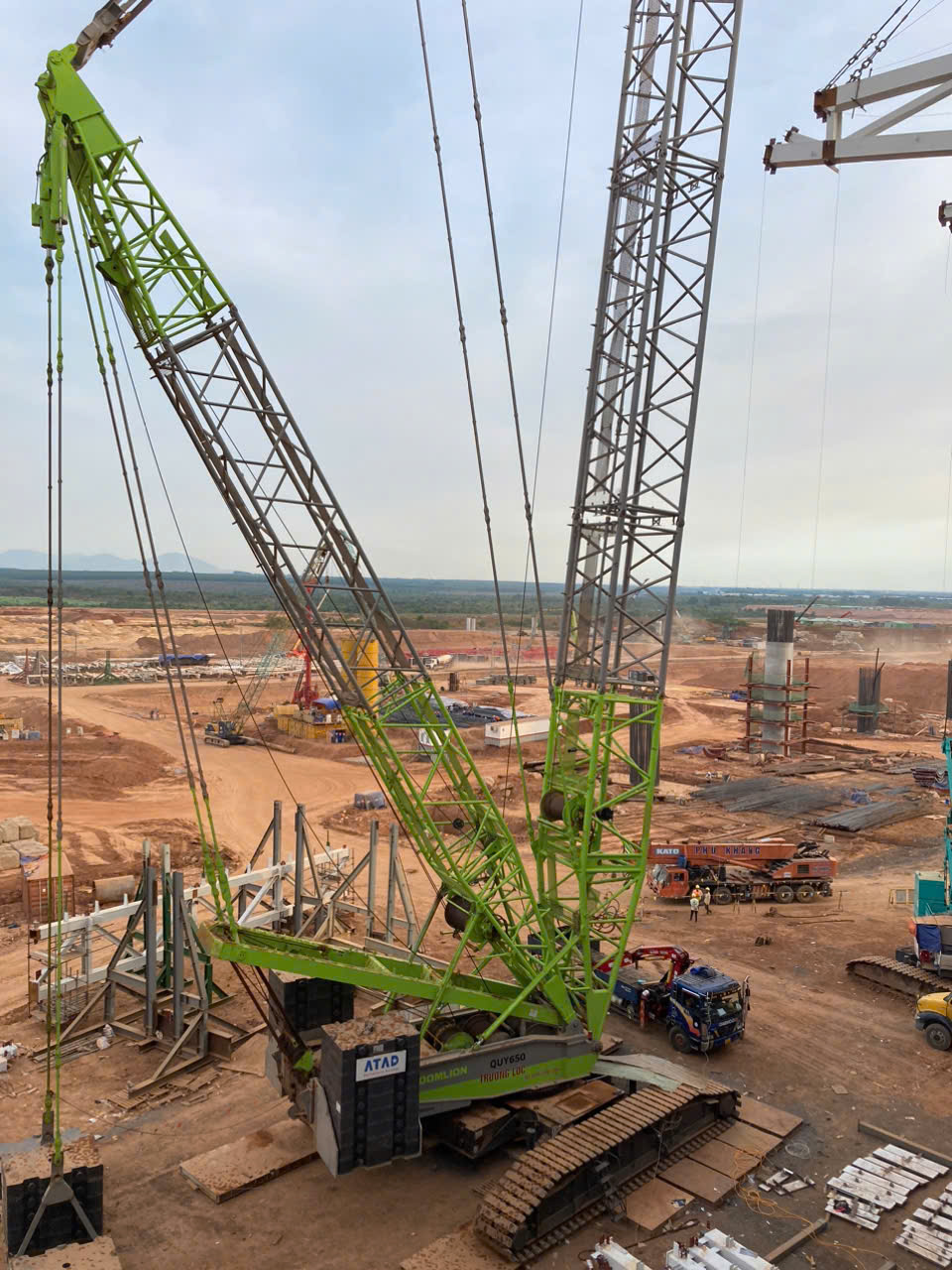 Cẩu thiết bị xây dựng nặng