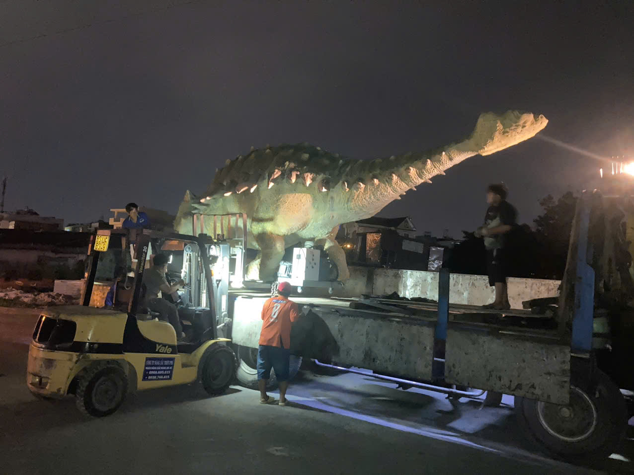 Nâng hạ hàng hóa trong kho xưởng